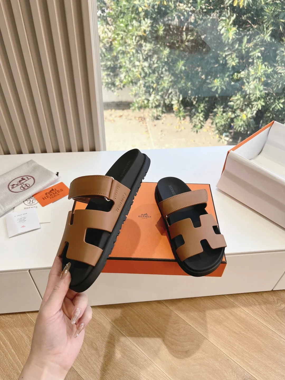 👟👟Ex-factory price 440👟👟 (Top version) H family 2024 spring and summer new style HERMES Hermes' recently popular couple's shoes, pig nose angle sandals and slippers, paired with various colorful socks, very trendy. Upper lining: imported original leather. Outsole: non-slip and wear-resistant outsole. Size: female 35-42 (40/42 non-returnable and non-exchangeable) Men’s size: 39-45 (45 is non-refundable and non-exchangeable)